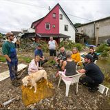Anwohner sitzen am Tag nach dem Unwetter mit Hochwasser in Schuld zusammen – zumindest einer von ihnen kann noch oder wieder lächeln