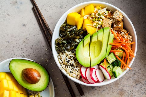 Rezept für eine sommerliche Poké Bowl mit Mango.
