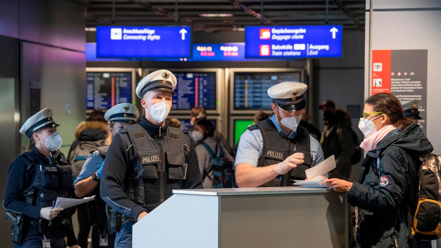 Beamte der Bundespolizei kontrollieren am Flughafen Frankfurt ankommende Passagiere 