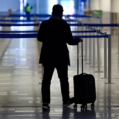 Passagier mit Koffer am Frankfurter Flughafen