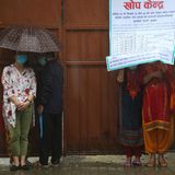 Warten auf die Corona-Impfung in Nepal