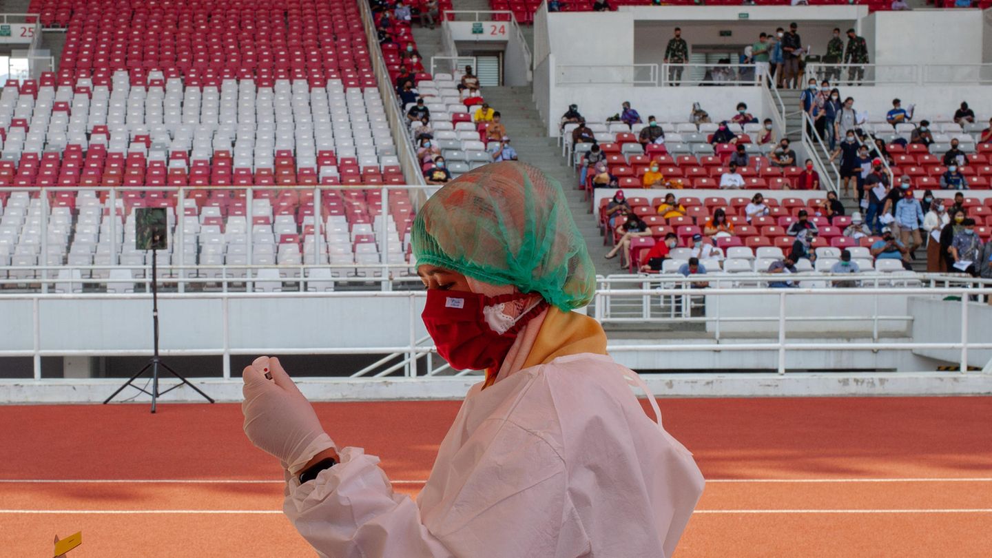 Massenimpfung im Stadion in Jakarta