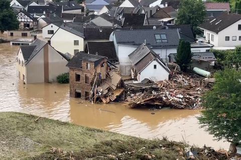 Die Luftaufnahme zeigt den vom Ahr-Hochwasser überfluteten Ortsteil Altenburg