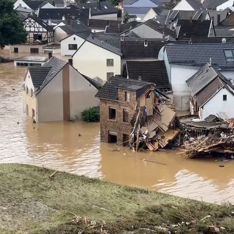 Die Luftaufnahme zeigt den vom Ahr-Hochwasser überfluteten Ortsteil Altenburg