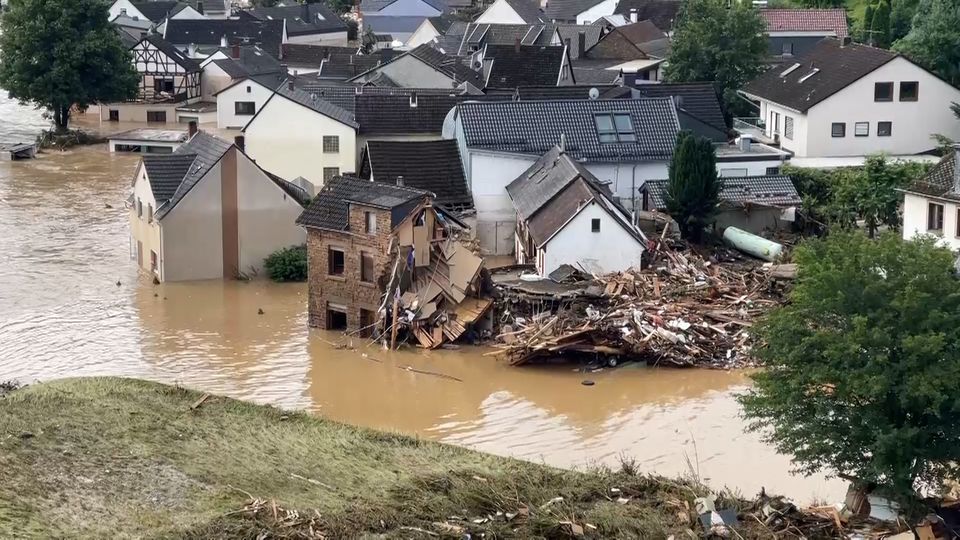 Die Luftaufnahme zeigt den vom Ahr-Hochwasser überfluteten Ortsteil Altenburg