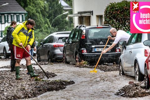 Anwohner beseitigen Flut-Chaos