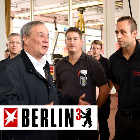 CDU-Kanzlerkandidat Armin Laschet im Gespräch mit Feuerwehrleuten in Hagen