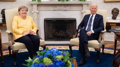 Bundeskanzlerin Angela Merkel (CDU, l.) und US-Präsident Joe Biden im Oval Office