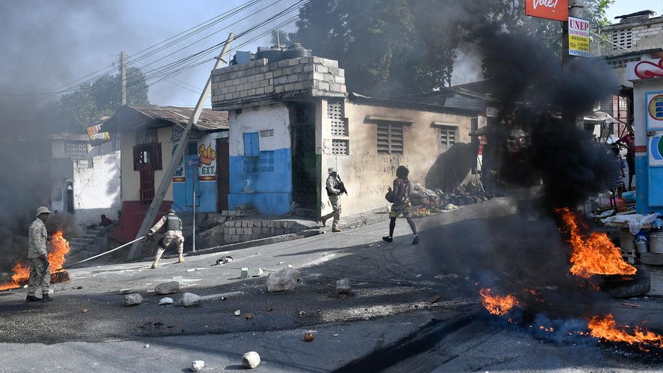 Brennende Reifen in Haiti