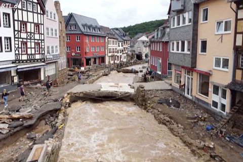News im Video: Hochwasser und Fluten zerstören Altstadt von Bad Müntsereifel