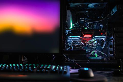 High End Gaming PC: Ein Gaming-Computer mit Wasserkühlung und LED-Beleuchtung.