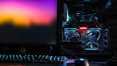 High End Gaming PC: Ein Gaming-Computer mit Wasserkühlung und LED-Beleuchtung.