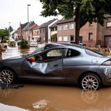 Kaputtes Auto in Erftstadt-Blessem