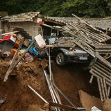 Auto inmitten von Häusertrümmern