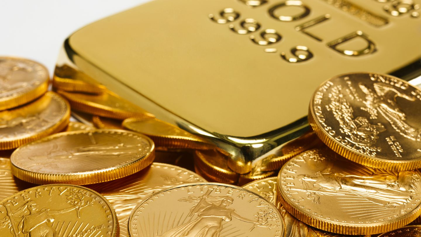 Goldmünzen und Goldbarren