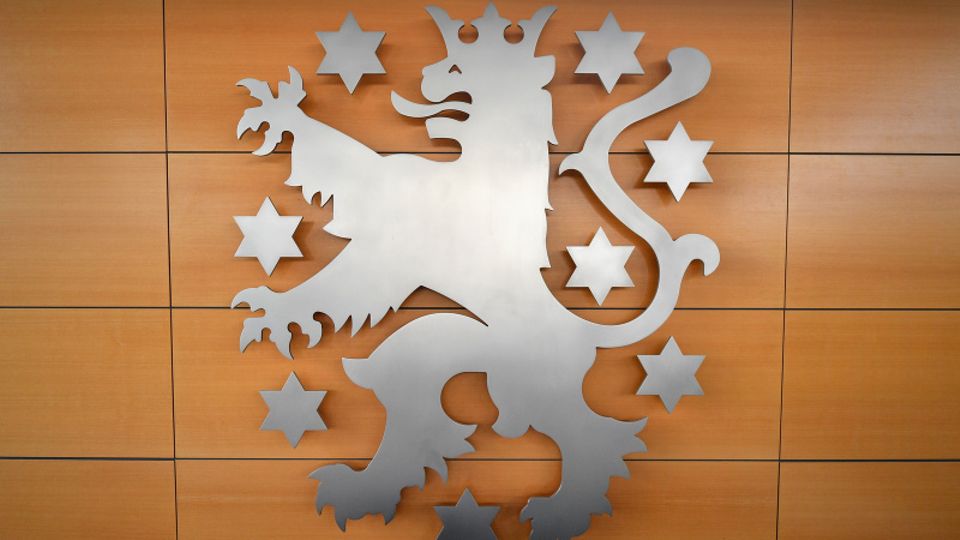 Im Plenarsaal des Thüringer Landtags hängt das Landeswappen