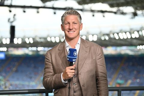 Bastian Schweinsteiger mit ARD-Mikrofon