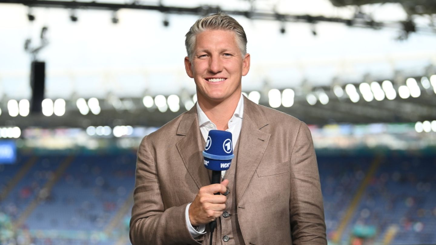 Bastian Schweinsteiger mit ARD-Mikrofon