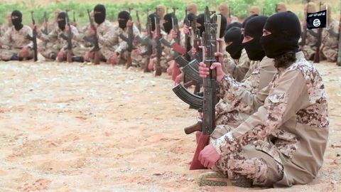 IS-Kämpfer sitzen auf dem Boden