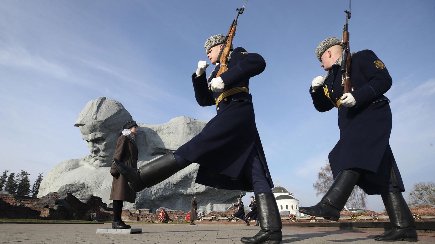 Zweiter Weltkrieg: Wachablösung am gewaltigen Denkmal der Schlacht. Wachablösung am gewaltigen Denkmal der Schlacht.