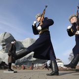 Wachablösung am gewaltigen Denkmal der Schlacht. 