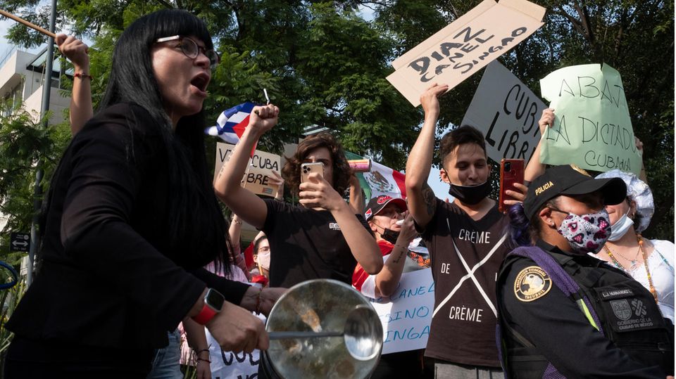 Eine Gruppe von Demonstranten protestiert vor der kubanischen Botschaft in Mexiko gegen die kubanische Regierung