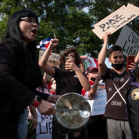 Eine Gruppe von Demonstranten protestiert vor der kubanischen Botschaft in Mexiko gegen die kubanische Regierung