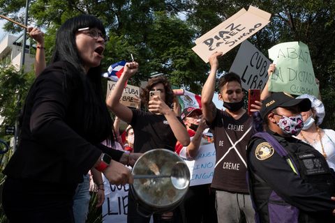 Eine Gruppe von Demonstranten protestiert vor der kubanischen Botschaft in Mexiko gegen die kubanische Regierung