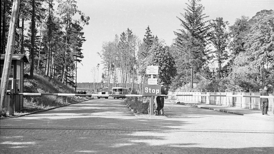 Konzentrationslager KZ Stutthof Prozess gegen ehemalige Sekretärin des Lagerkommandanten Ein Schwarzweiß-Foto zeigt die Einfahrt zum ehemaligen KZ Stutthof mit einem Stoppschild davor