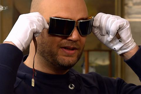 Sven Deutschmanek probiert im Studio von Bares für Rares eine Brille an