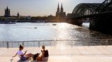 Frauen sitzen am Rhein