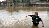 Helfer des THW in den Elbefluten vor dem Dresdner Zwinger