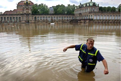 Helfer des THW in den Elbefluten vor dem Dresdner Zwinger