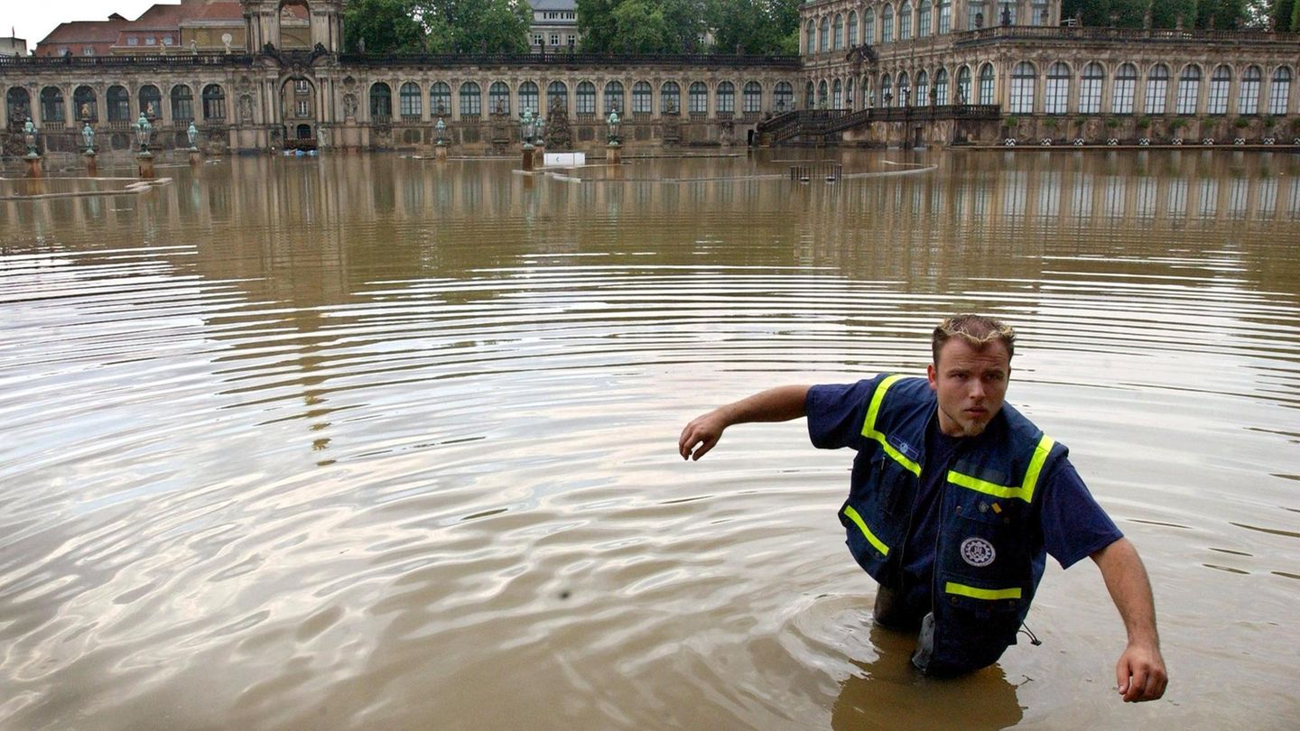 Helfer des THW in den Elbefluten vor dem Dresdner Zwinger Helfer des THW in den Elbefluten vor dem Dresdner Zwinger
