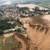 Riesiges Loch im Acker