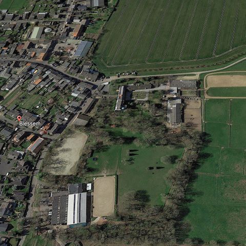 Ein Bild von Google Earth zeigt den Erftstadter Ortsteil Blessem (l) und eine daneben liegende Kiesgrube (r), rechts oben im Bild fließt die Erft.