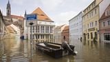 Einsames Boot in der überfluteten Innenstadt von Meissen