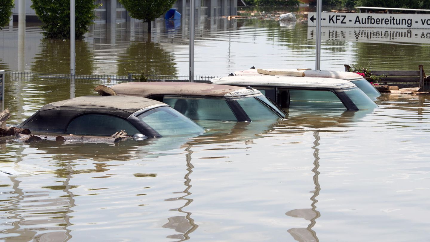 Autos in dem von der Donau überfluteten Deggendorf in Bayern Autos in dem von der Donau überfluteten Deggendorf in Bayern