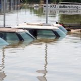 Autos in dem von der Donau überfluteten Deggendorf in Bayern