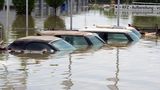 Autos in dem von der Donau überfluteten Deggendorf in Bayern