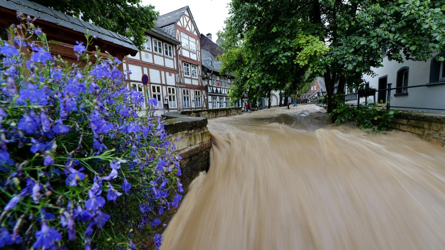 Wassermassen stürzen durch Goslar 2017 Wassermassen stürzen durch Goslar 2017