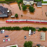 Bahn steht im Wasser