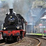 Zug fährt in Bahnhof ein