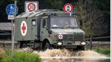 Auch die Bundeswehr kommt den betroffenen Regionen zu Hilfe, wie dieses Sanitätsfahrzeug.