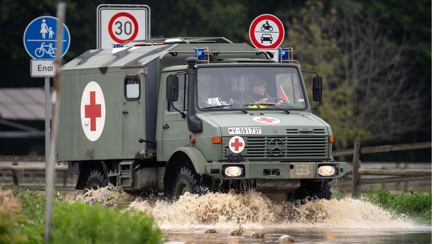 Auch die Bundeswehr kommt den betroffenen Regionen zu Hilfe, wie dieses Sanitätsfahrzeug.