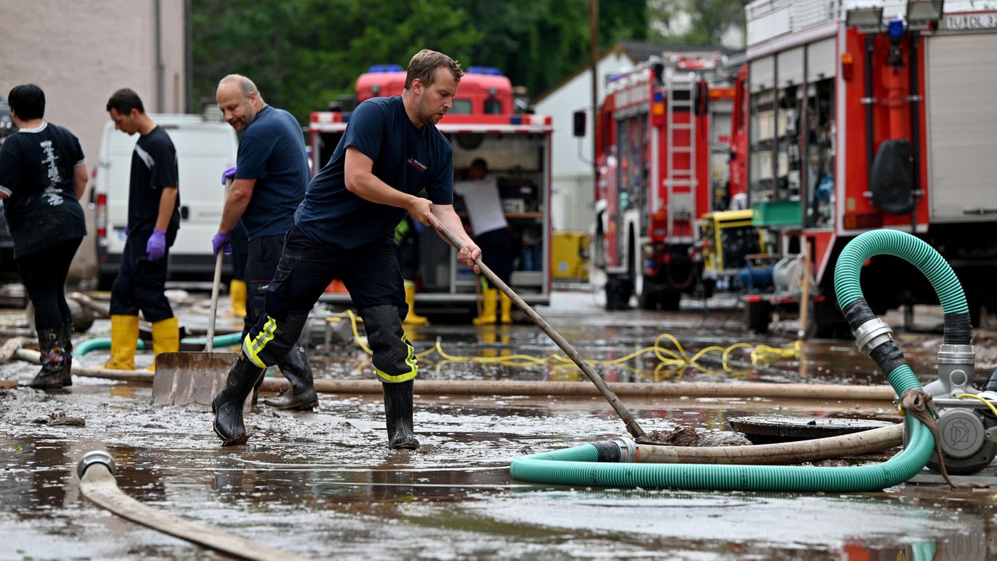 Tausende von Feuerwehrleuten sind in den Hochwassergebieten fast pausenlos im Einsatz.