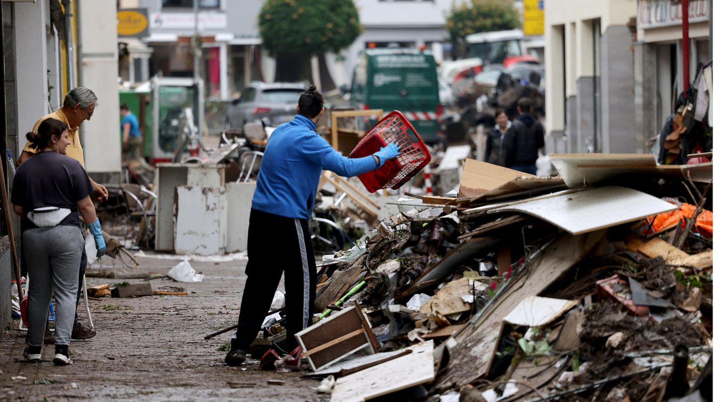 In der Fußgängerzone von Gemünd in Nordrhein-Westfalen entrümpeln die Menschen ihre Keller und Wohnungen, nachdem die Urft über die Ufer getreten war und die Wassermassen großen Schaden angerichtet haben.