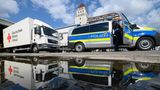 Lastwagen des Deutsches Roten Kreuzes stehen auf dem Gelände des DRK in Dresden zur Abfahrt bereit: Sachsen schickt Ausstattung für Notunterkünfte in die Katastrophenregion Rheinland-Pfalz und wirbt um Spenden für die Betroffenen.