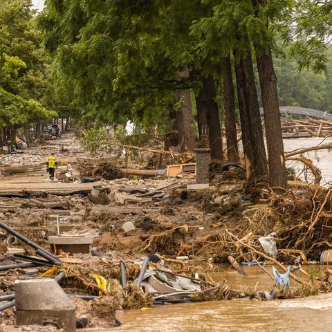 Trümmerfeld durch Hochwasser: Ein Feuerwehrmann geht durch die Reste einer Straße in Bad Neuenahr in Rheinland-Pfalz.