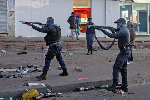 Hier stehen Soldaten in Johannesburg mit Schrotflinten im Anschlag auf der Straße, um mit Plünderungen fertig zu werden.